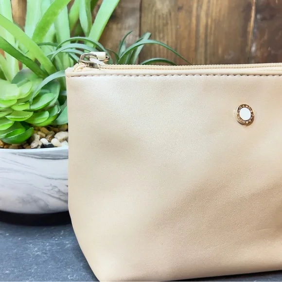 COPY - Emirates Airlines amenity kit by bvlgary - Picture 4 of 5